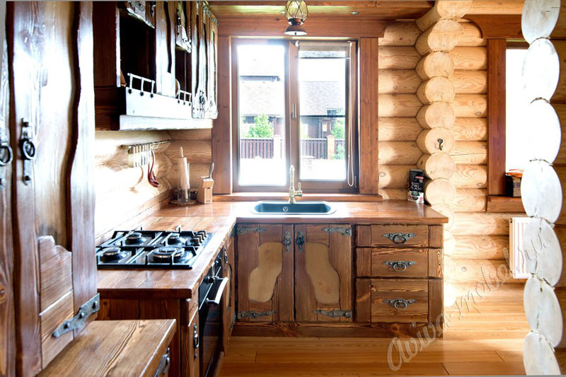 Деревянная кухня состаренная из массива сосны, дуба, лиственницы